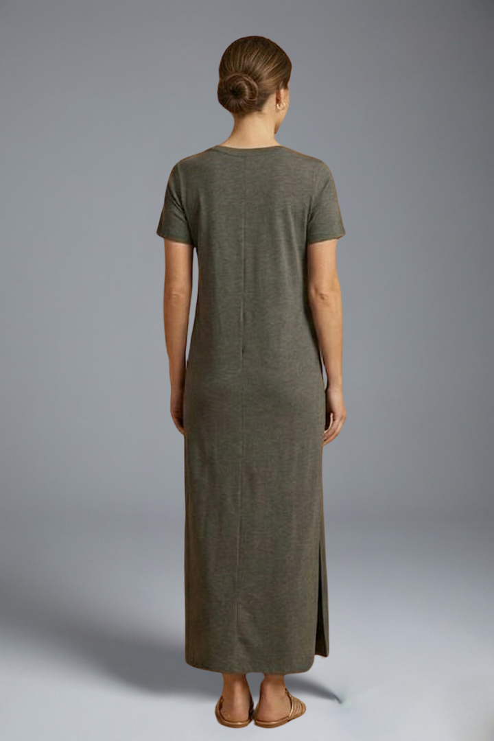 Women’s Maxi Dress with Round Neck and Flowing Skirt