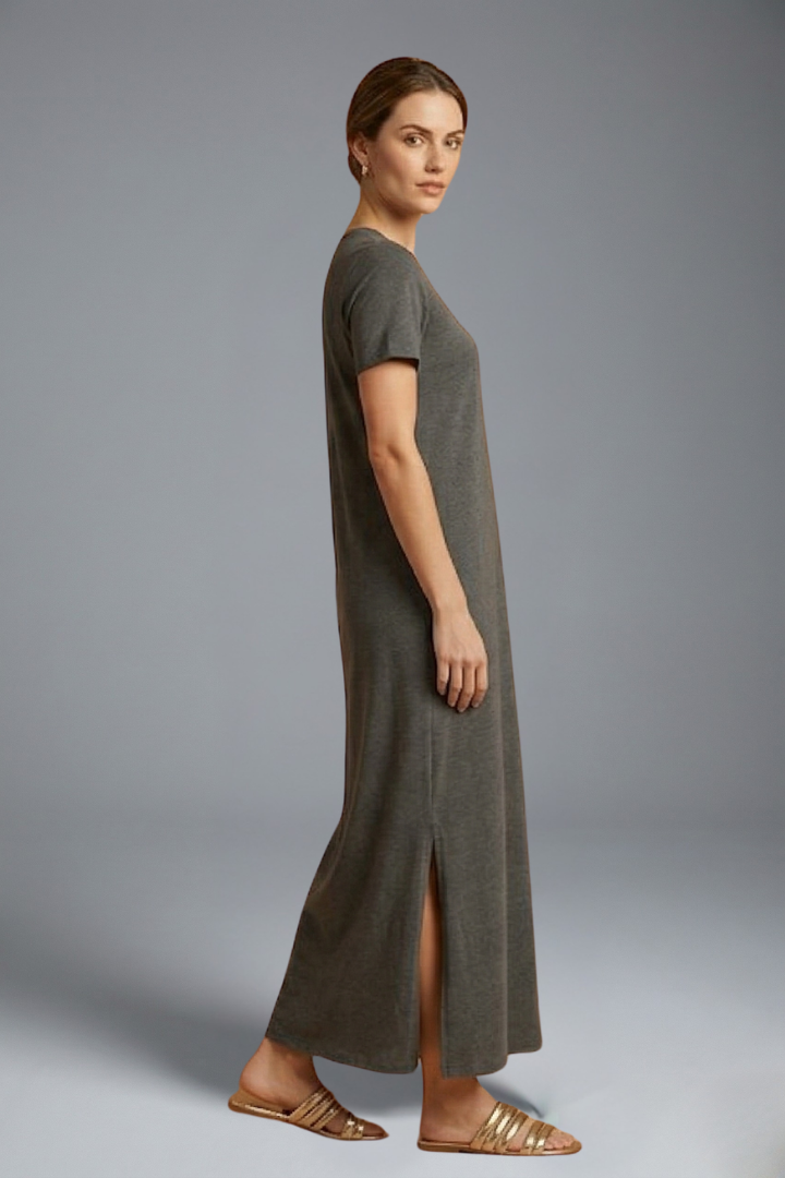 Women’s Maxi Dress with Round Neck and Flowing Skirt