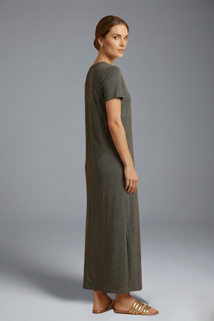 Women’s Maxi Dress with Round Neck and Flowing Skirt